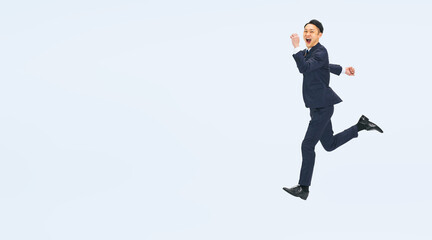 Obraz premium ジャンプするミドル男性ビジネスパーソンの全身写真（切り抜き背景透過PNGも販売しております。作成者リンクから「PNG」で検索してください）