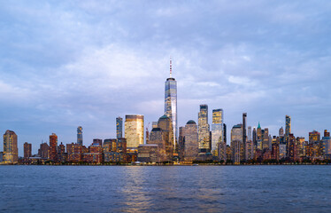 Fototapeta premium New York City skyline. NYC skyscrapers. Manhattan skyline at dusk. NY cityscape with lights. Night in New York. NYC night cityscape. Downtown Manhattan. New York at twilight. American city skyline.