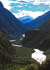 Vale com rio na cordilheira dos Andes. Equador.