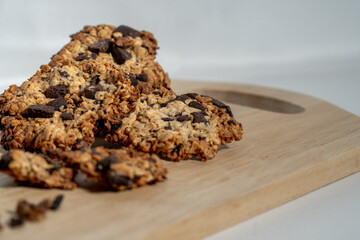 木の板に盛り付けた手作りオートミールクッキー