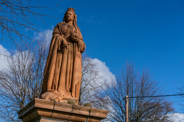 queen statue