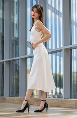 Obraz premium Full body portrait of a young beautiful brunette woman
