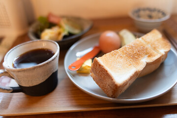 トーストとコーヒーを飲む朝食	