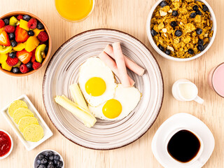 Desayuno light, huevos, jamón, queso, cafe, ensalada, fruta