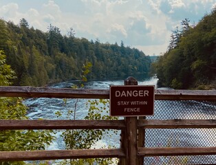 Fototapeta premium hiking trail sign near waterfall