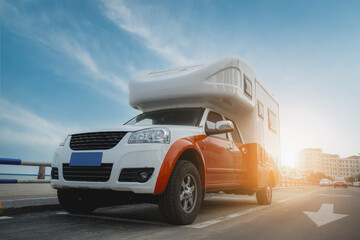 Naklejka premium Exploring the Open Road: A Cozy RV Adventure