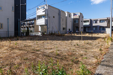 住宅街の空き家を取り壊した後の更地