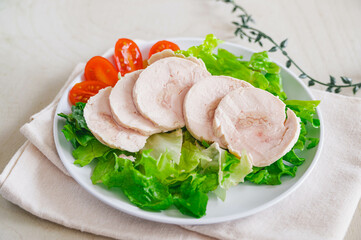 手作り鶏ハムと野菜のサラダ