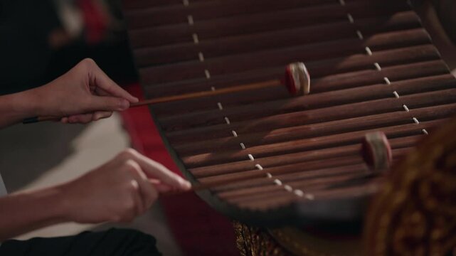 Thai musical instruments: The sound of the ranat ek is clear and distinct. The sound has a unique character.
