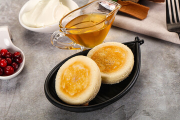 Roasted cheesecakes - Syrniki with honey