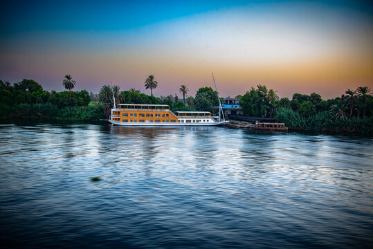 orillas de rio Nilo con en desierto a los lados Egipto	
