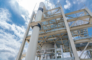 Naklejka premium Modern industrial structure showcasing precision engineering and innovative design against a clear sky