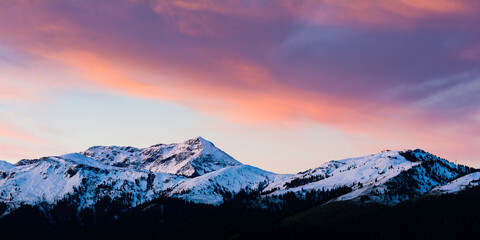 Gipfel mit Schnee vor Himmel mit Morgenröte im Sonnenaufgang - Alpen in Tirol