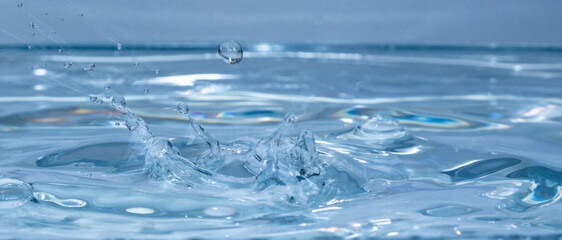 Wassertropfen fallen in das blaue wasser mit wellen und motion - bewegung