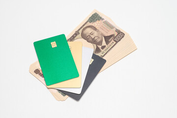 各種のクレジットカードと新紙幣の一万円札