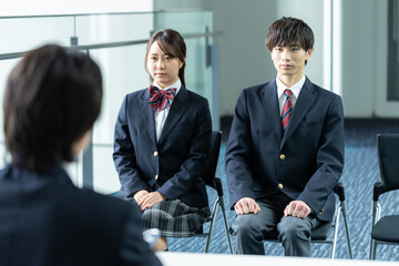 面接を受ける高校生【撮影協力:スカパー東京メディアセンター】
