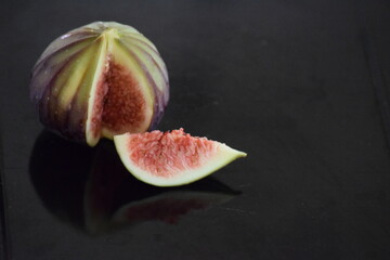 Plod inzhira na natural'nom fone.
32 / 5.000
Fig fruit on natural background.