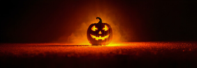 Ein gruseliger Halloween K&uuml;rbis im Nebel bei Nacht, Jack-O-Lantern, Copy Space