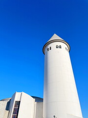 Obraz premium 青空と白い塔が奏でる美しいコントラスト