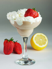  Ice cream with strawberries and lemon