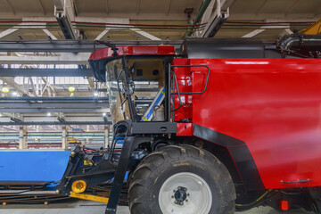 Obraz premium Modern combine for harvesting crops in fields sown with cereals.