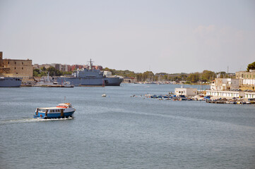 Monumento al Marinaio d'Italia, porto, motobarca, Brindisi