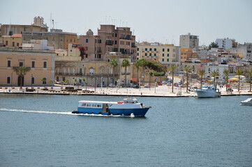Monumento al Marinaio d'Italia, porto, motobarca, Brindisi