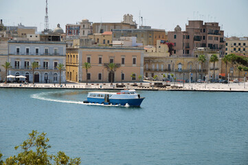 Monumento al Marinaio d'Italia, porto, motobarca, Brindisi