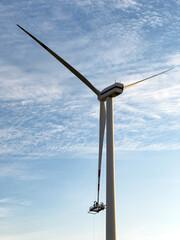 Maintenance of a wind turbine wing
