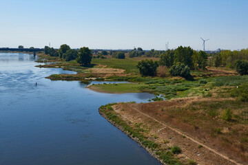 Blick von der Kanalbrücke Magdeburg in Sachsen-Anhalt auf die Elbe	