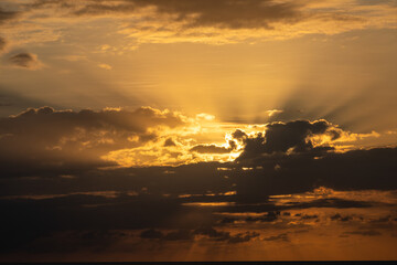 Tropische Meerlandschaft mit einem wunderschönen Sonnenuntergang mit Lichtstrahlen und Wolken