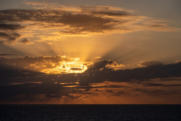 Tropische Meerlandschaft mit einem wunderschönen Sonnenuntergang mit Lichtstrahlen und Wolken
