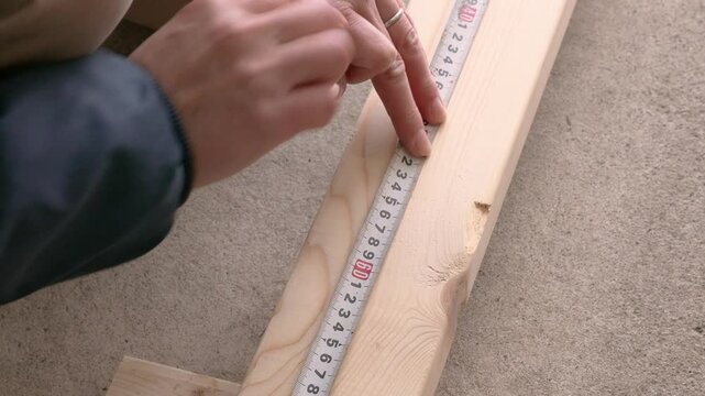 ツーバイフォー木材の墨付け作業