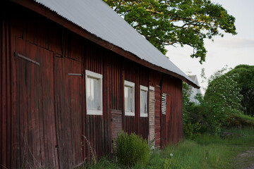 old red wooden barn