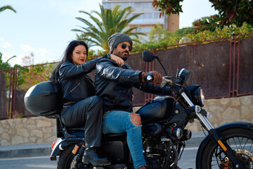 Fototapeta premium Couple enjoying a scenic motorcycle ride in a sunny coastal location