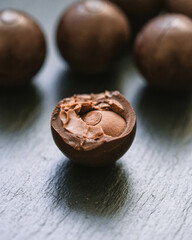 Sommerliche Schokoladenleckerei auf stilvoller Schieferplatte