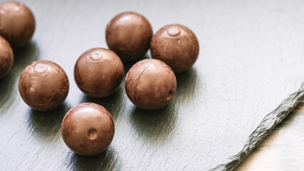 Sommerliche Schokoladenleckerei auf stilvoller Schieferplatte