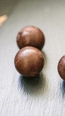 Sommerliche Schokoladenleckerei auf stilvoller Schieferplatte