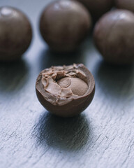 Winterlicher Schokoladengenuss – dunkle Pralinen auf kühlem Stein