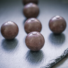 Stimmungsvolle Weihnachtsleckerei – dunkle Schokoladenpralinen auf Schiefer