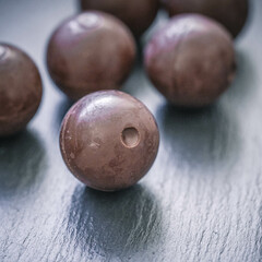 Stimmungsvolle Weihnachtsleckerei – dunkle Schokoladenpralinen auf Schiefer