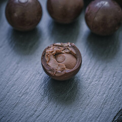 Stimmungsvolle Weihnachtsleckerei – dunkle Schokoladenpralinen auf Schiefer