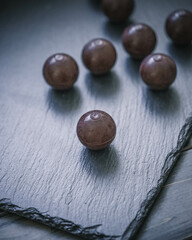 Stimmungsvolle Weihnachtsleckerei – dunkle Schokoladenpralinen auf Schiefer