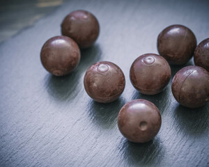 Stimmungsvolle Weihnachtsleckerei – dunkle Schokoladenpralinen auf Schiefer