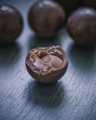 Stimmungsvolle Weihnachtsleckerei – dunkle Schokoladenpralinen auf Schiefer