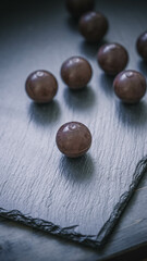 Stimmungsvolle Weihnachtsleckerei – dunkle Schokoladenpralinen auf Schiefer