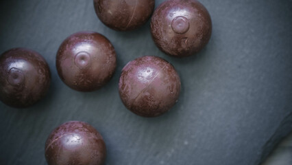 Stimmungsvolle Weihnachtsleckerei – dunkle Schokoladenpralinen auf Schiefer