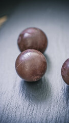 Stimmungsvolle Weihnachtsleckerei – dunkle Schokoladenpralinen auf Schiefer