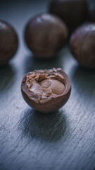 Stimmungsvolle Weihnachtsleckerei – dunkle Schokoladenpralinen auf Schiefer