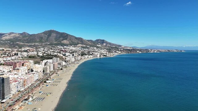 survol a&eacute;rien de la station baln&eacute;aire de Fuengirola en Espagne en Andalousie sur la costa del sol